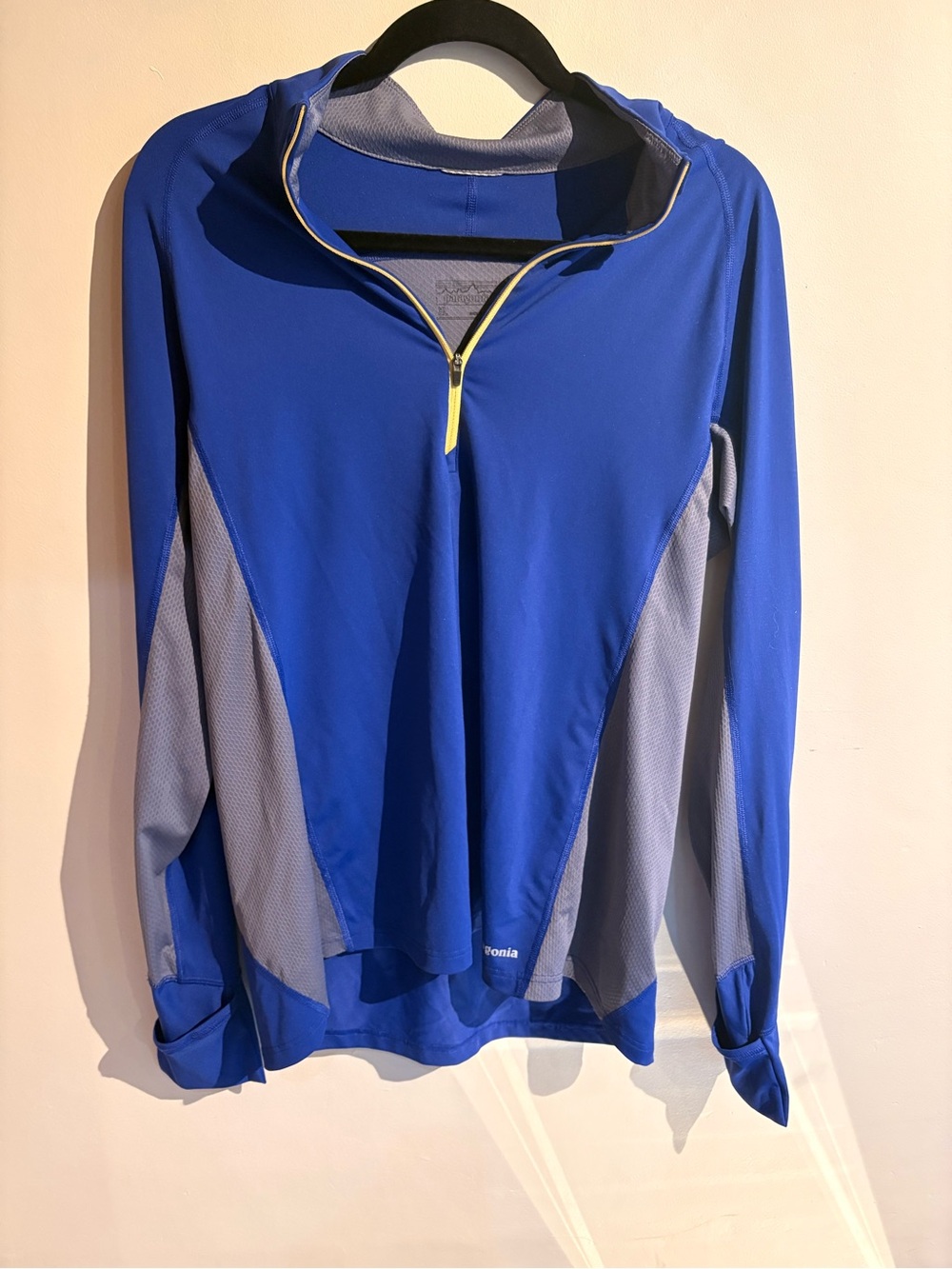 Patagonia women’s zip up with thumb holes